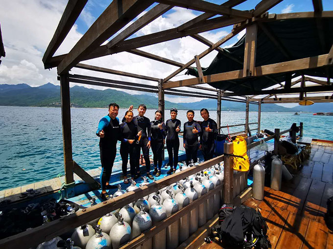 恭喜十位潜水员结业，让我们保护海洋环境出一份力量